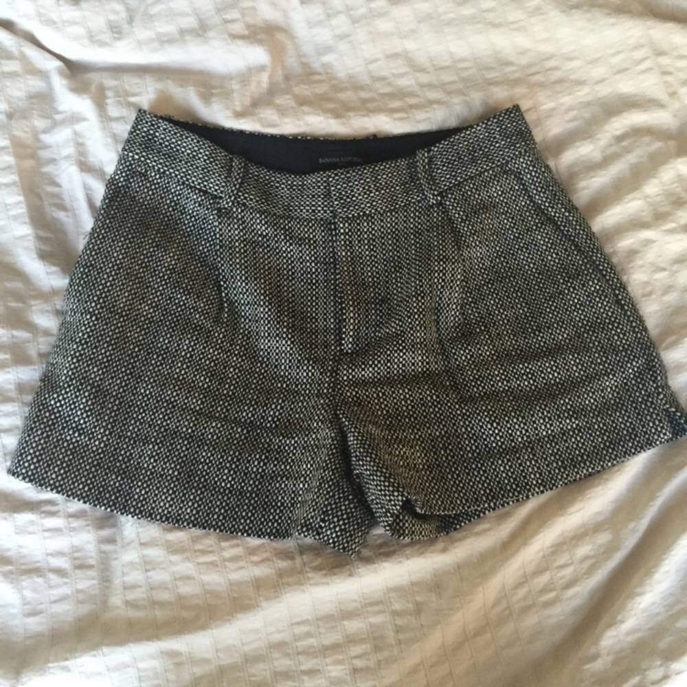 🌸 3 for $10//Banana Republic pleated tweed shorts